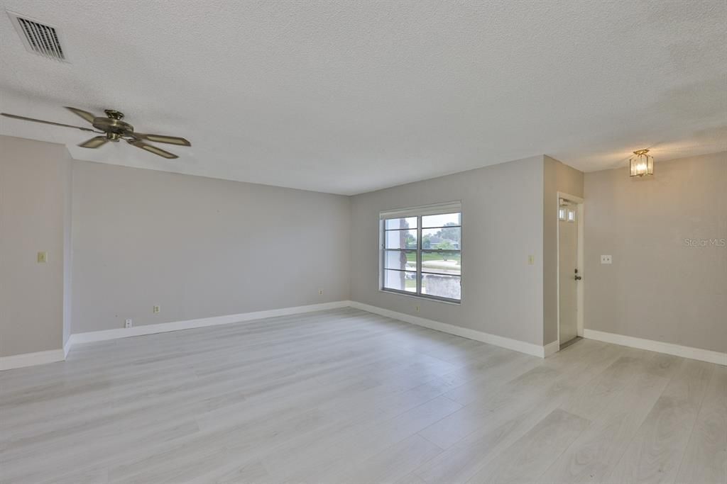 合同活跃: $190,000 (2 贝兹, 2 浴室, 1516 平方英尺)