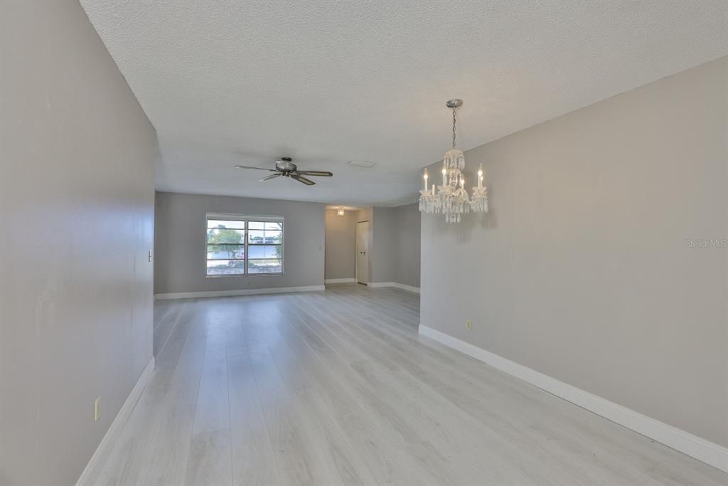 合同活跃: $190,000 (2 贝兹, 2 浴室, 1516 平方英尺)