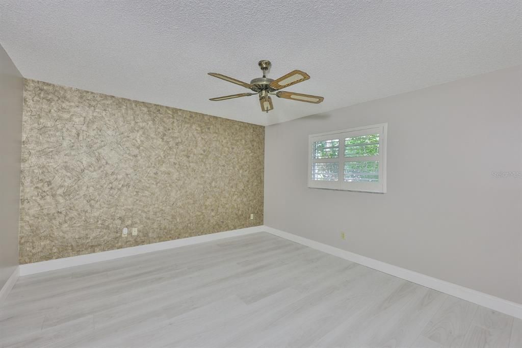 合同活跃: $190,000 (2 贝兹, 2 浴室, 1516 平方英尺)