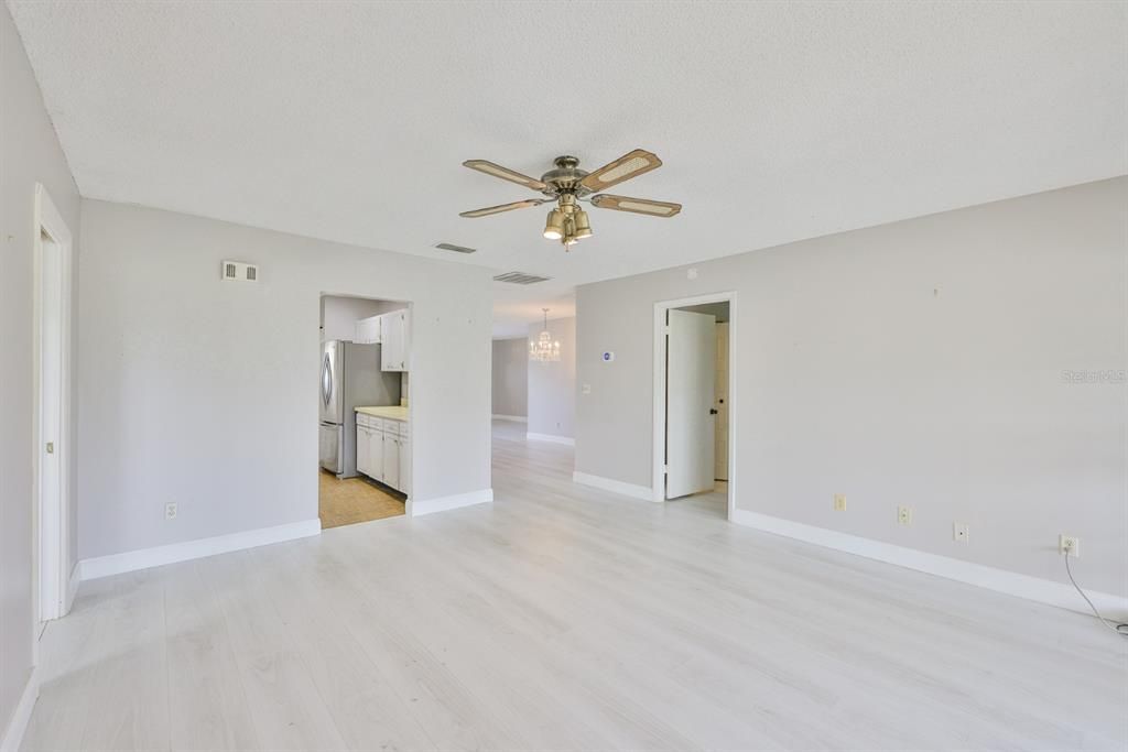 合同活跃: $190,000 (2 贝兹, 2 浴室, 1516 平方英尺)