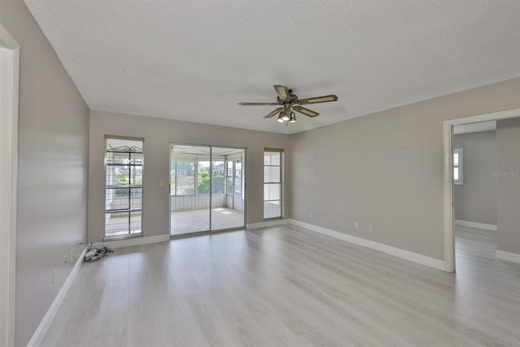 合同活跃: $190,000 (2 贝兹, 2 浴室, 1516 平方英尺)