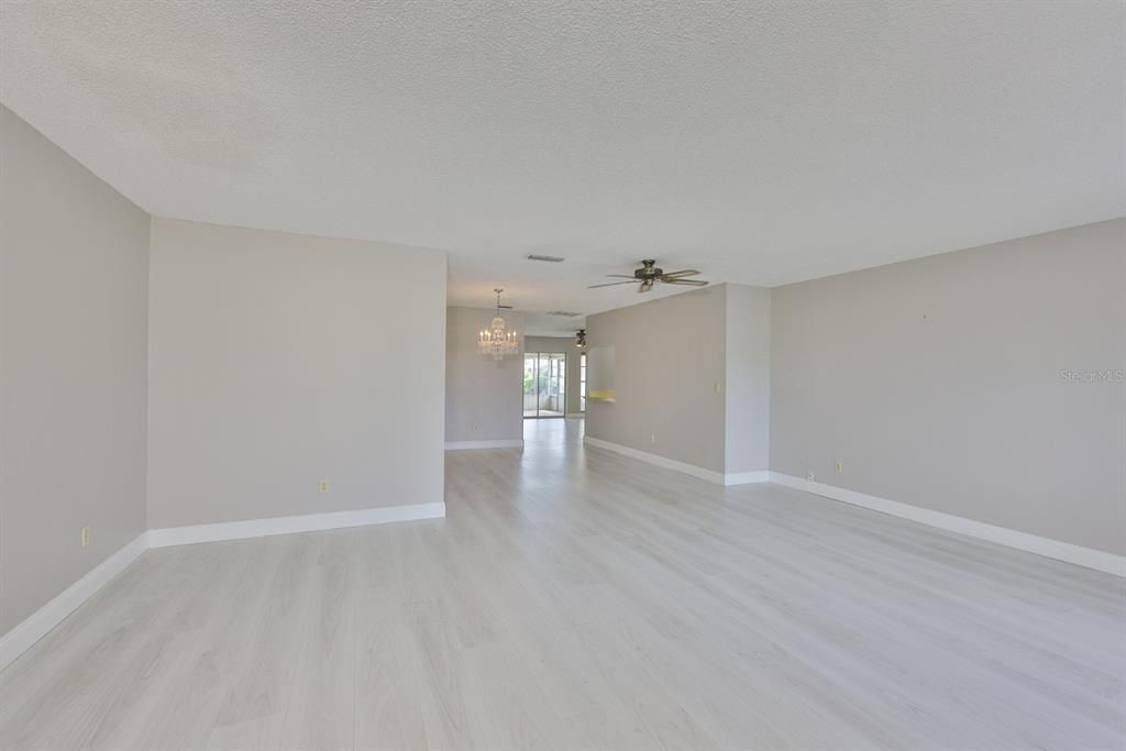 合同活跃: $190,000 (2 贝兹, 2 浴室, 1516 平方英尺)