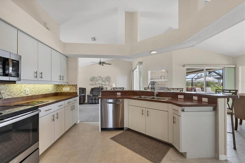 合同活跃: $449,900 (3 贝兹, 2 浴室, 1914 平方英尺)