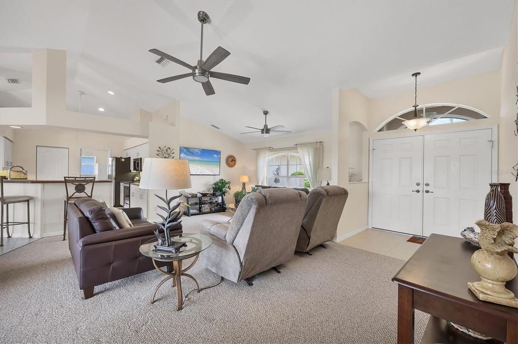 合同活跃: $449,900 (3 贝兹, 2 浴室, 1914 平方英尺)