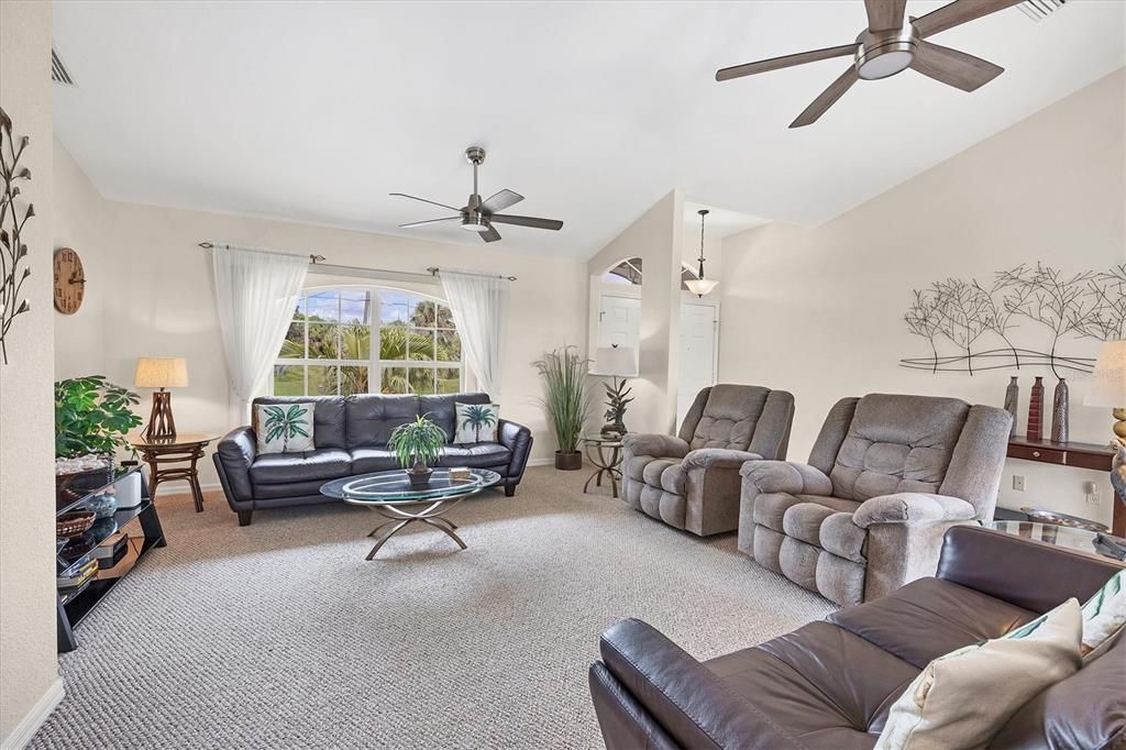 合同活跃: $449,900 (3 贝兹, 2 浴室, 1914 平方英尺)