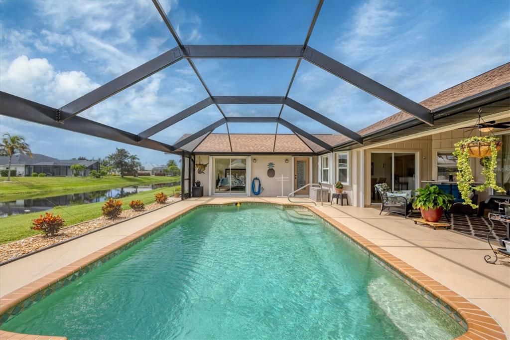 合同活跃: $449,900 (3 贝兹, 2 浴室, 1914 平方英尺)