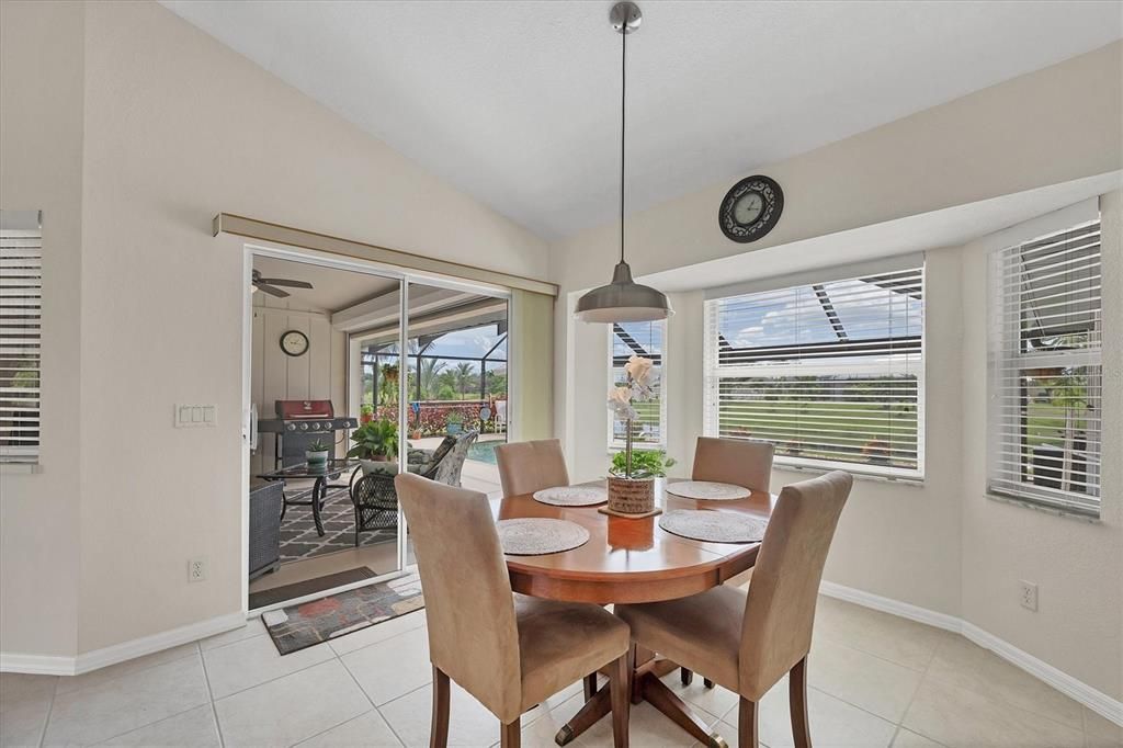 合同活跃: $449,900 (3 贝兹, 2 浴室, 1914 平方英尺)