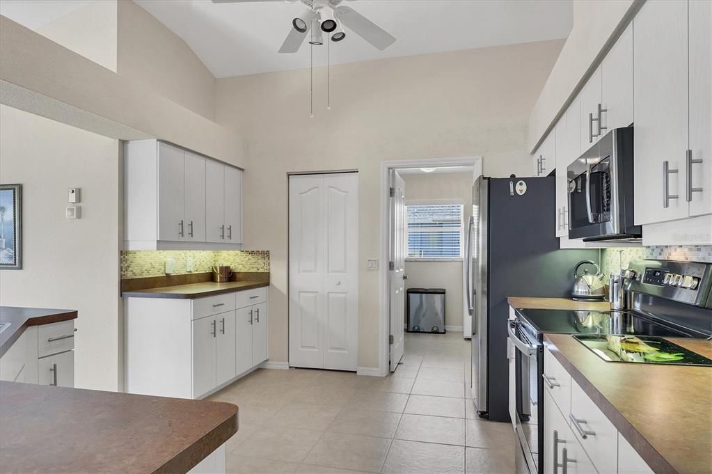 合同活跃: $449,900 (3 贝兹, 2 浴室, 1914 平方英尺)