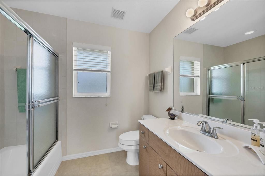 合同活跃: $449,900 (3 贝兹, 2 浴室, 1914 平方英尺)