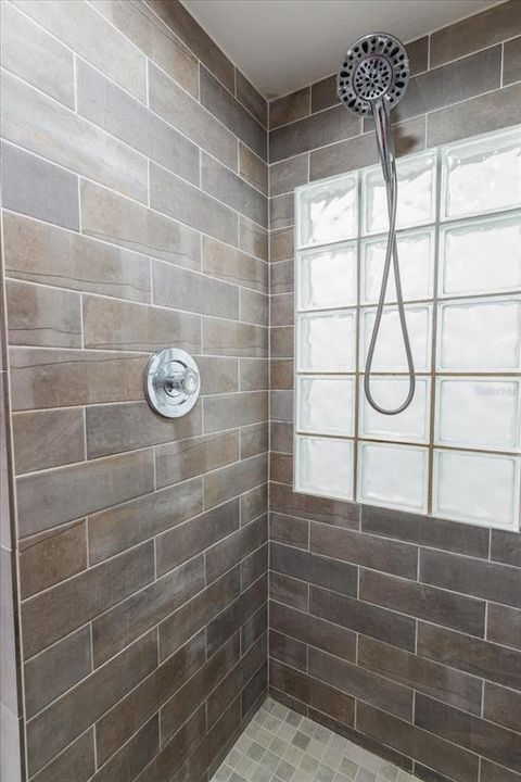 Active With Contract: $325,000 (3 beds, 2 baths, 1610 Square Feet)