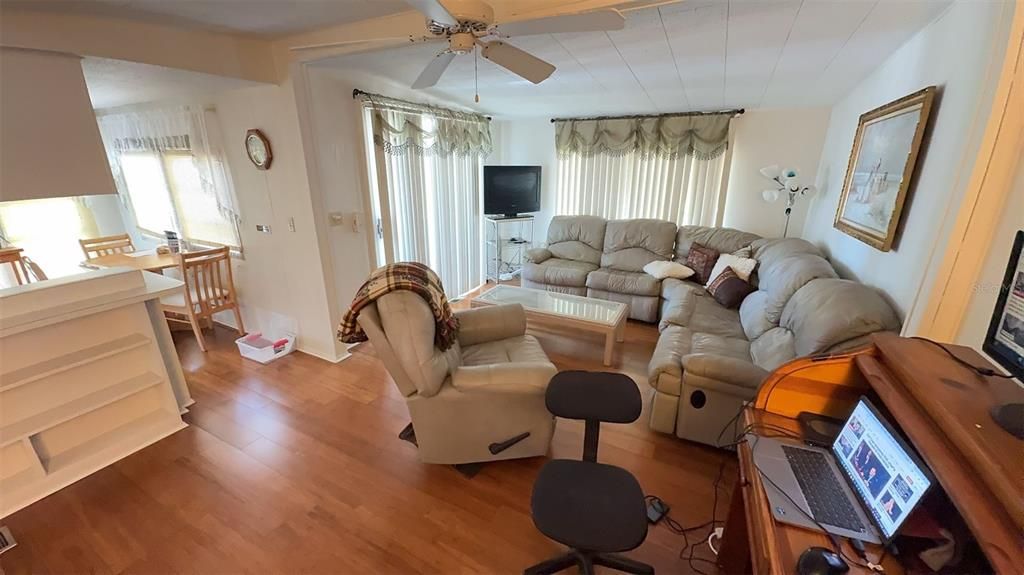 待售: $80,000 (1 贝兹, 1 浴室, 550 平方英尺)