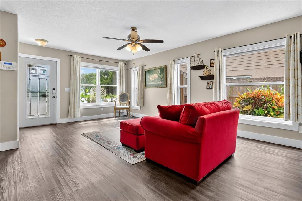 Active With Contract: $385,000 (3 beds, 2 baths, 1566 Square Feet)