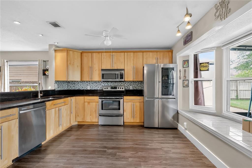 Active With Contract: $385,000 (3 beds, 2 baths, 1566 Square Feet)