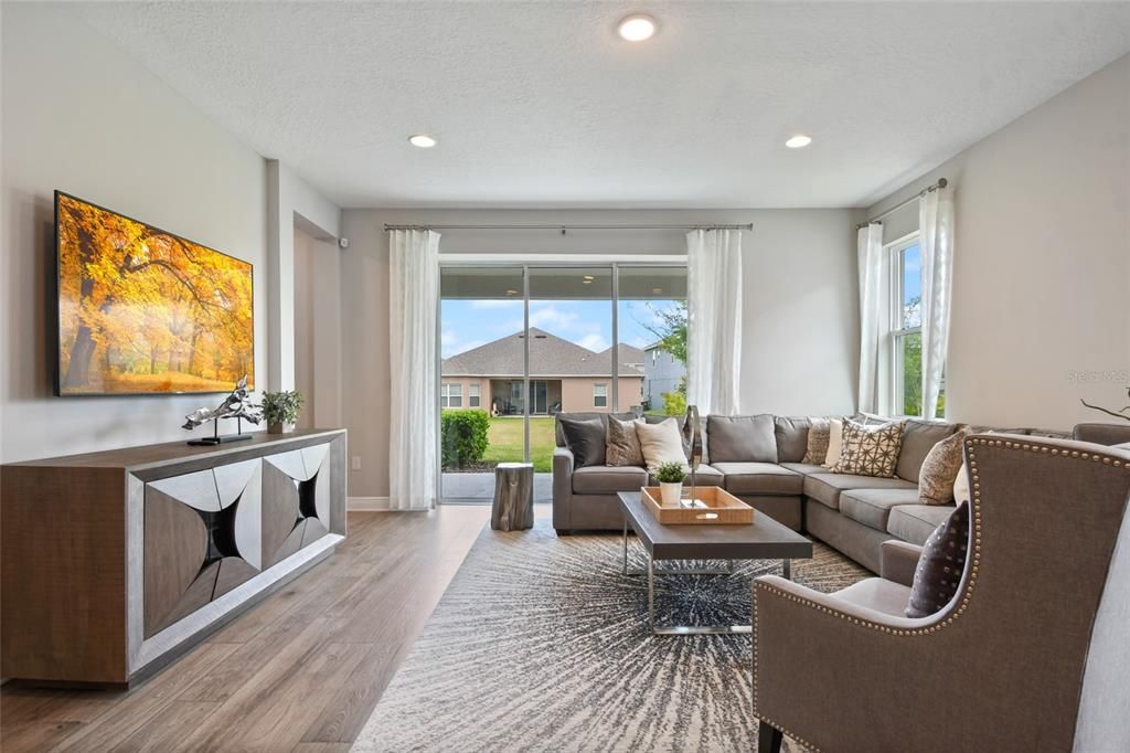 Под контрактом: $3,150 (5 спален, 3 ванн, 3197 Квадратных фут)