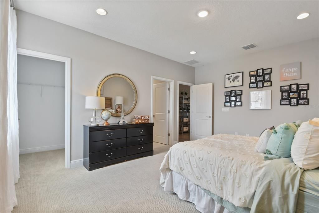 Под контрактом: $3,150 (5 спален, 3 ванн, 3197 Квадратных фут)