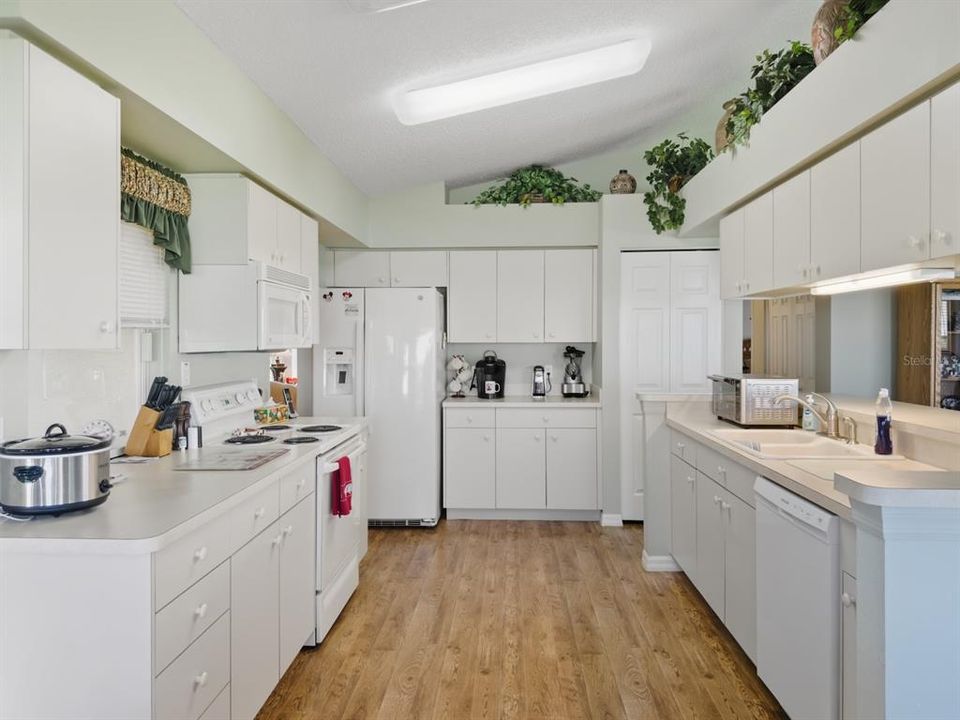 Active With Contract: $269,900 (2 beds, 2 baths, 1825 Square Feet)