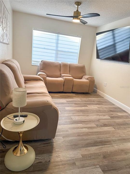 На продажу: $219,900 (2 спален, 2 ванн, 1032 Квадратных фут)