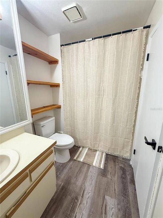 На продажу: $219,900 (2 спален, 2 ванн, 1032 Квадратных фут)