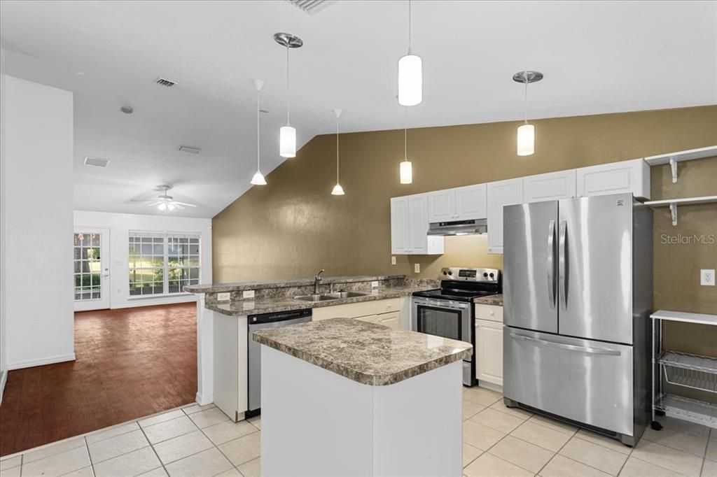 Active With Contract: $231,500 (2 beds, 2 baths, 1202 Square Feet)