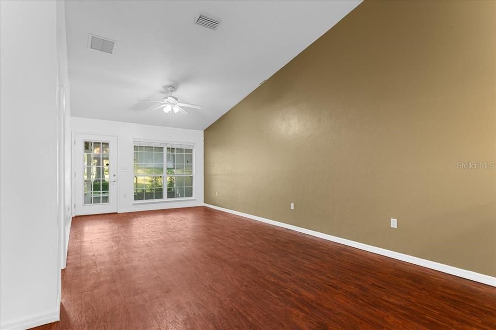 Active With Contract: $231,500 (2 beds, 2 baths, 1202 Square Feet)