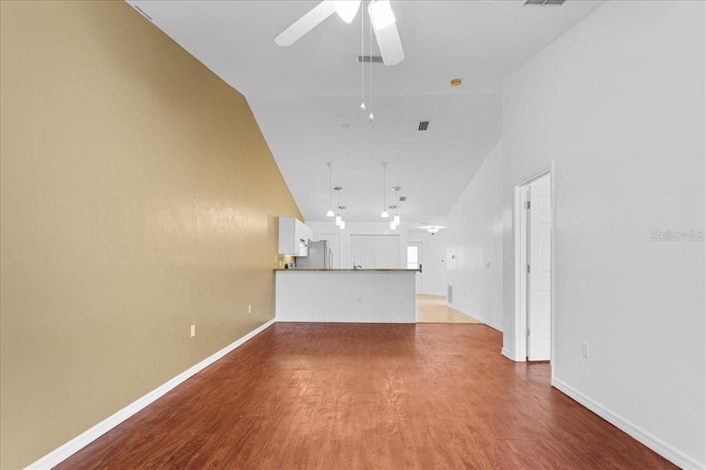 Active With Contract: $231,500 (2 beds, 2 baths, 1202 Square Feet)