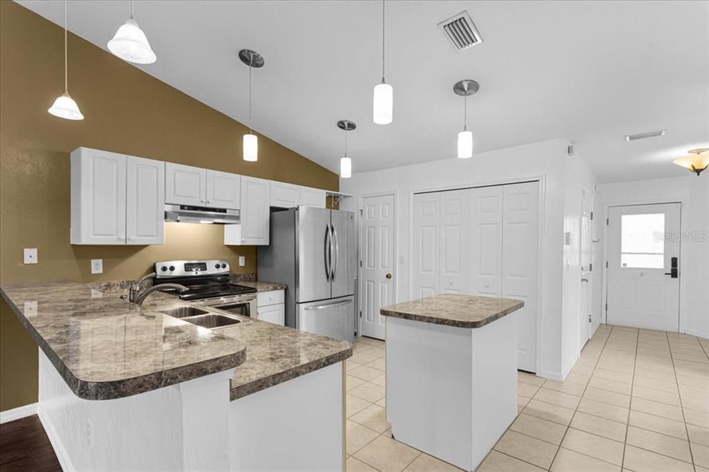 Active With Contract: $231,500 (2 beds, 2 baths, 1202 Square Feet)