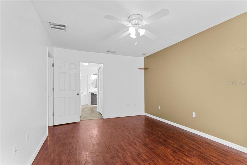 Active With Contract: $231,500 (2 beds, 2 baths, 1202 Square Feet)