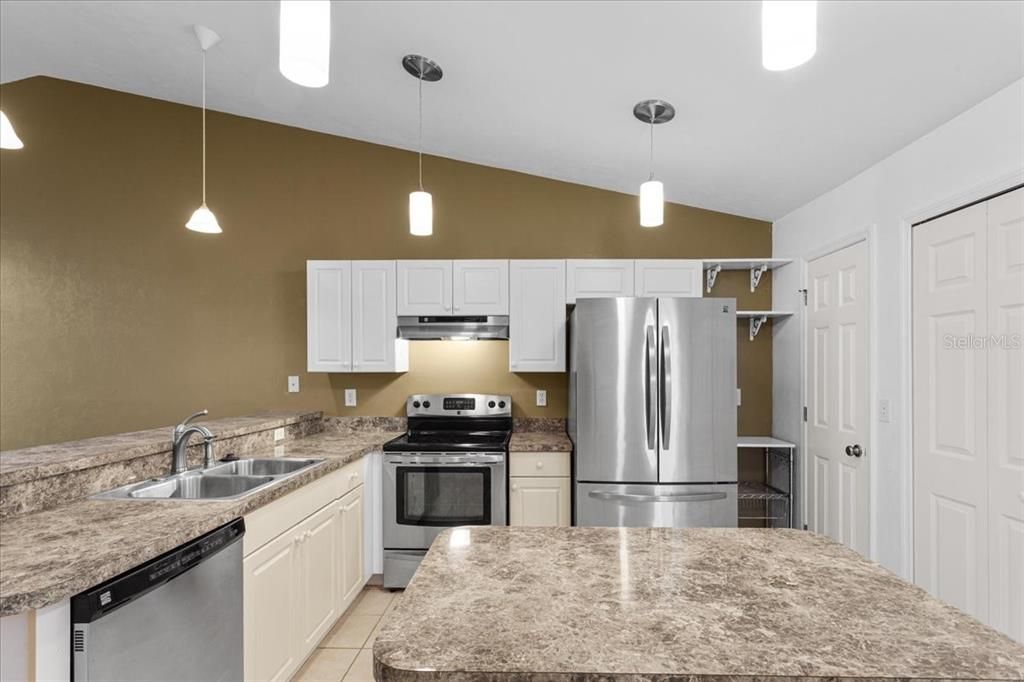 Active With Contract: $231,500 (2 beds, 2 baths, 1202 Square Feet)