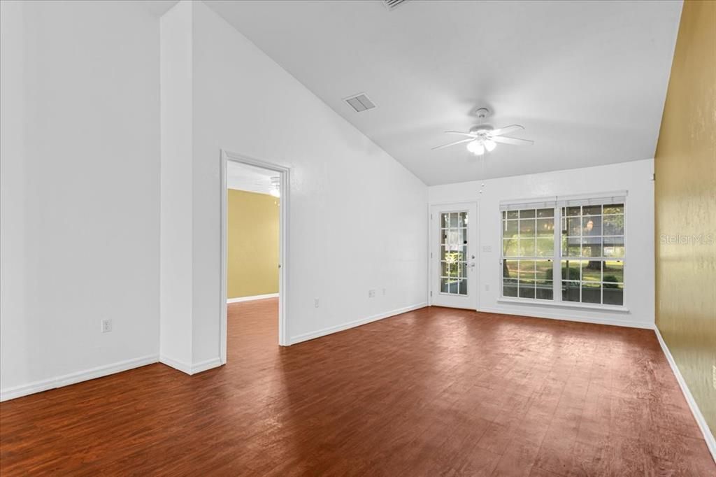 Active With Contract: $231,500 (2 beds, 2 baths, 1202 Square Feet)