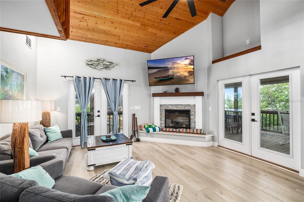 For Sale: $1,350,000 (2 beds, 2 baths, 1586 Square Feet)