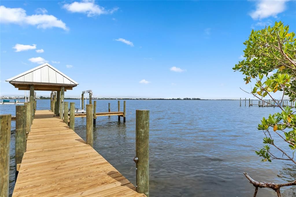 For Sale: $1,350,000 (2 beds, 2 baths, 1586 Square Feet)