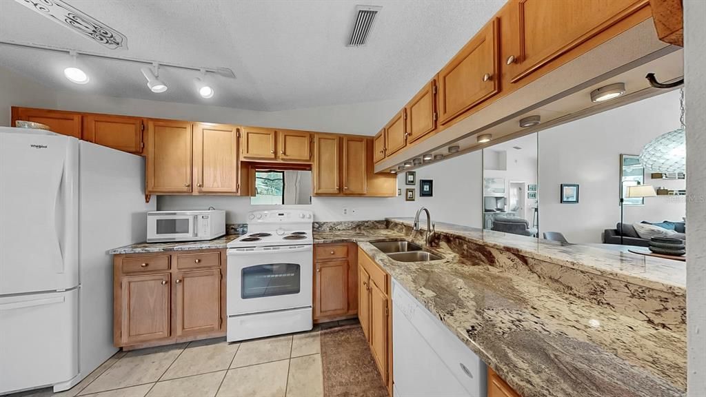 Active With Contract: $268,000 (2 beds, 2 baths, 1064 Square Feet)