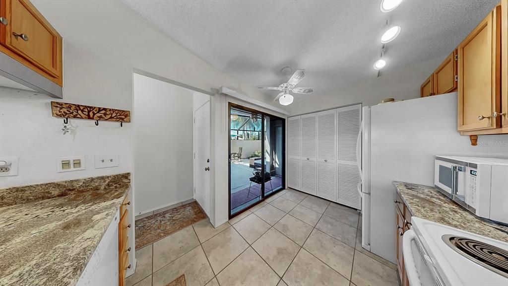 Active With Contract: $268,000 (2 beds, 2 baths, 1064 Square Feet)