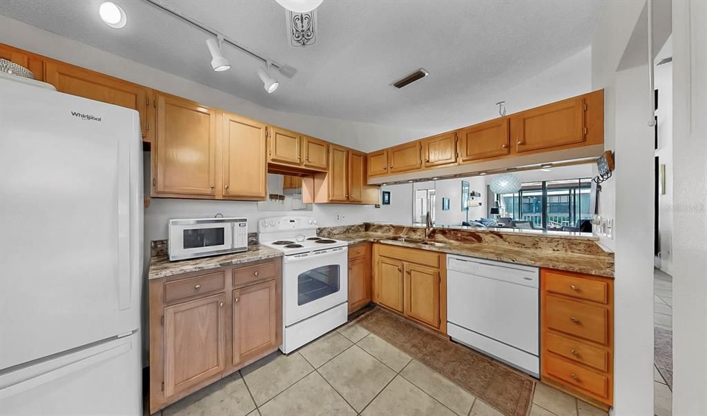 Active With Contract: $268,000 (2 beds, 2 baths, 1064 Square Feet)