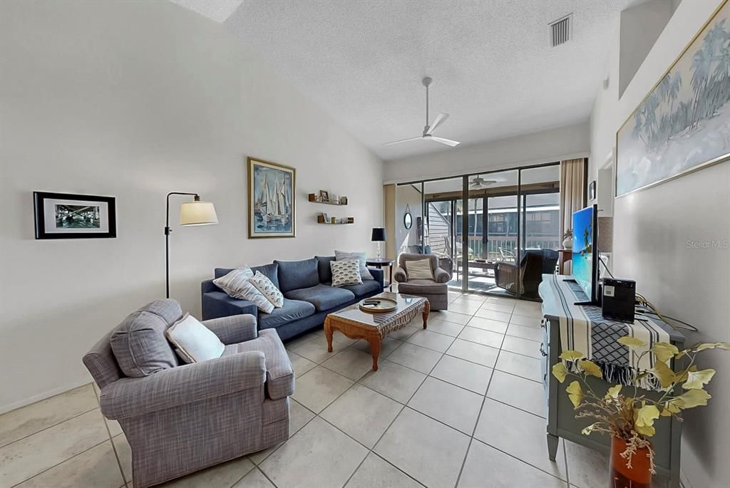 Active With Contract: $268,000 (2 beds, 2 baths, 1064 Square Feet)