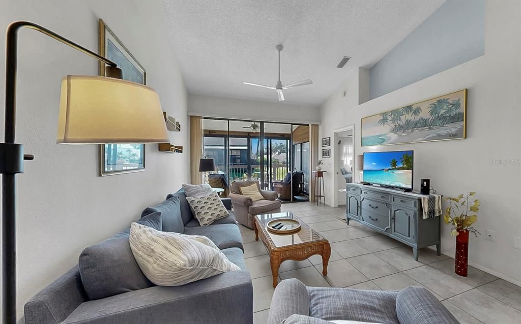 Active With Contract: $268,000 (2 beds, 2 baths, 1064 Square Feet)