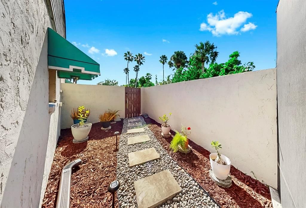 Active With Contract: $268,000 (2 beds, 2 baths, 1064 Square Feet)