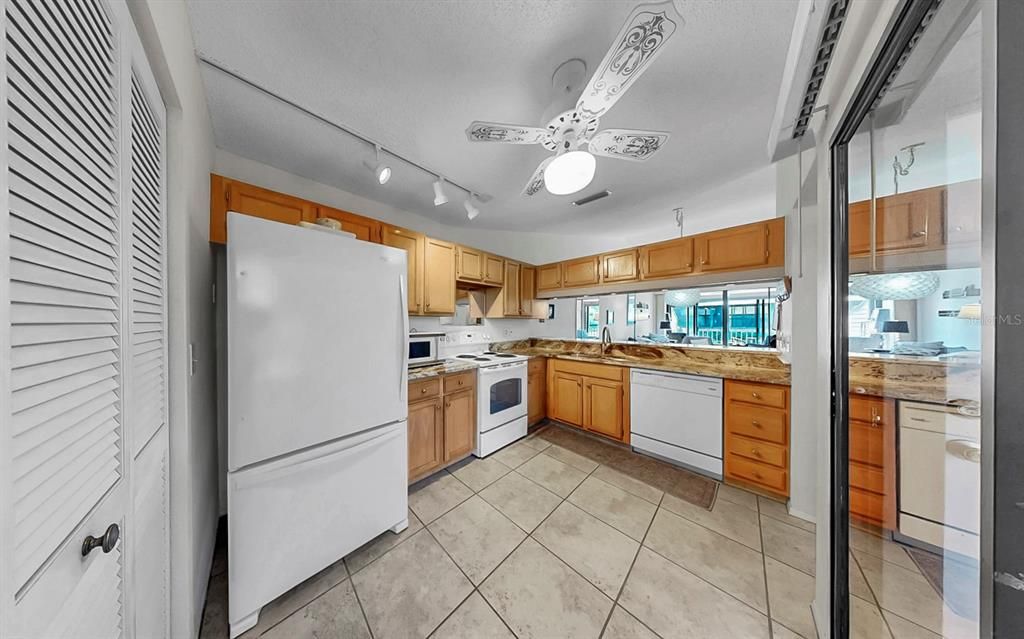 Active With Contract: $268,000 (2 beds, 2 baths, 1064 Square Feet)