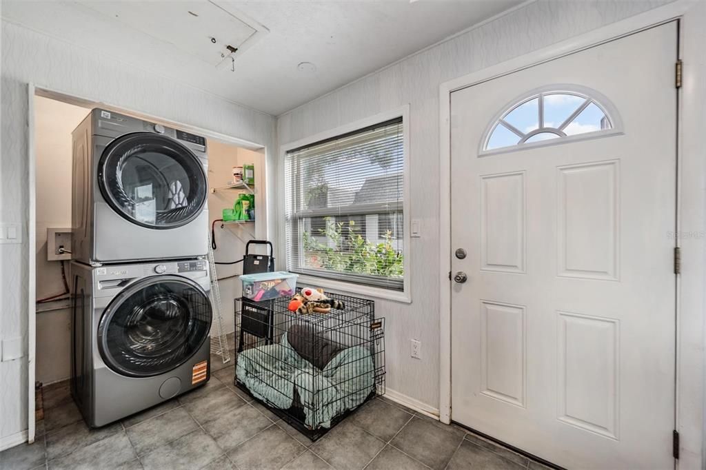 Под контрактом: $95,000 (2 спален, 2 ванн, 1064 Квадратных фут)