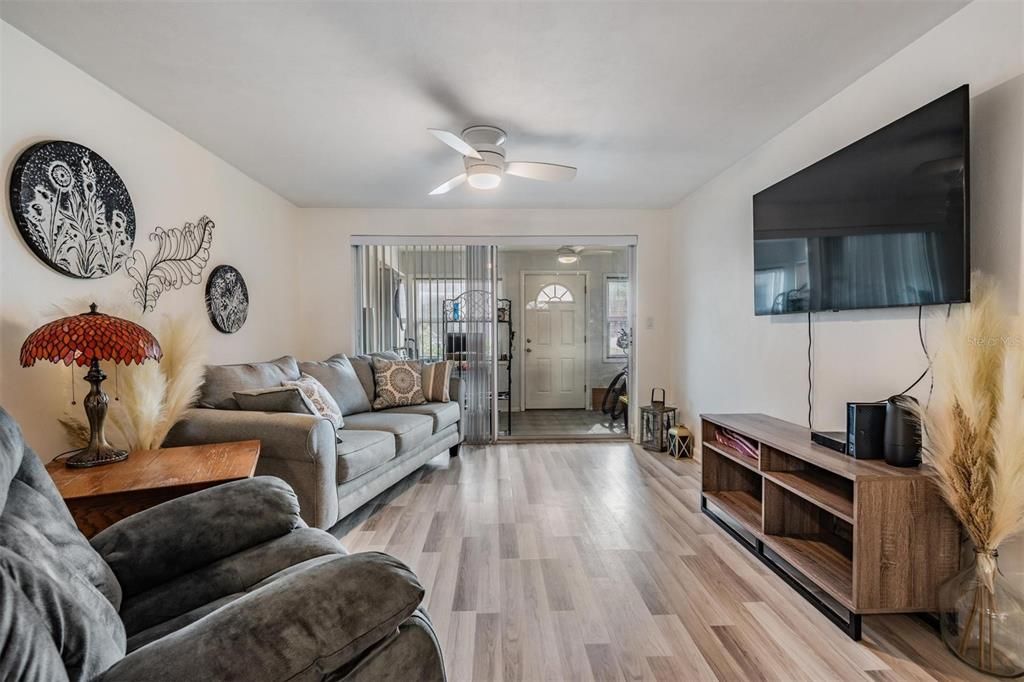 Под контрактом: $95,000 (2 спален, 2 ванн, 1064 Квадратных фут)