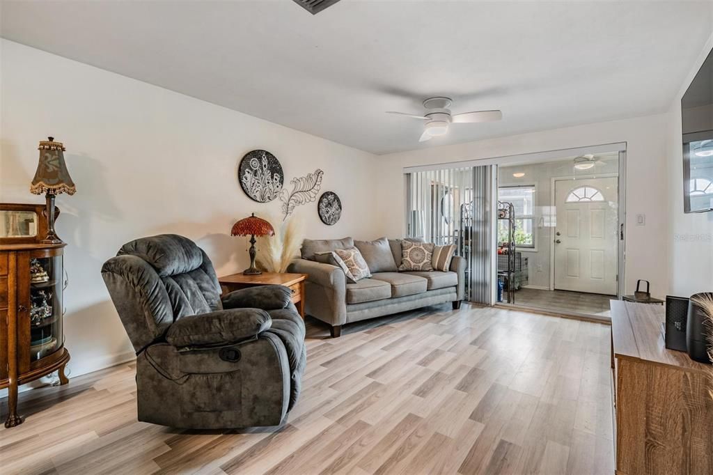 Под контрактом: $95,000 (2 спален, 2 ванн, 1064 Квадратных фут)