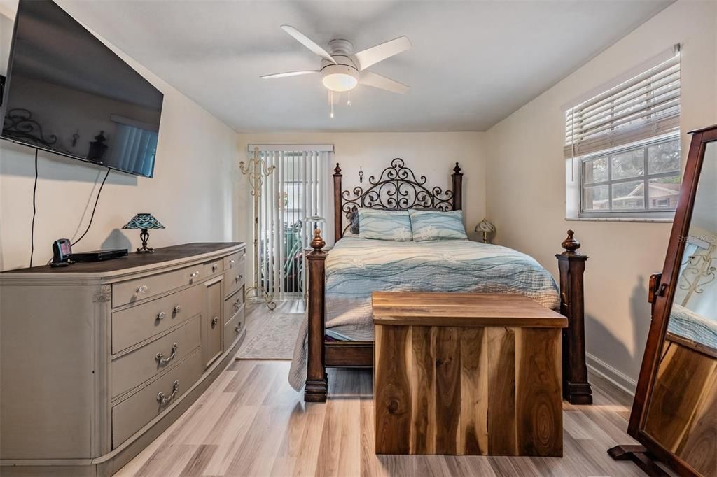 Под контрактом: $95,000 (2 спален, 2 ванн, 1064 Квадратных фут)