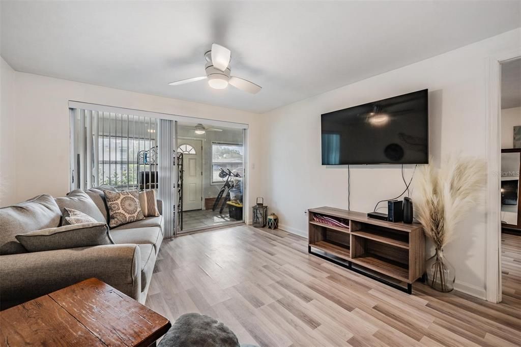 Под контрактом: $95,000 (2 спален, 2 ванн, 1064 Квадратных фут)