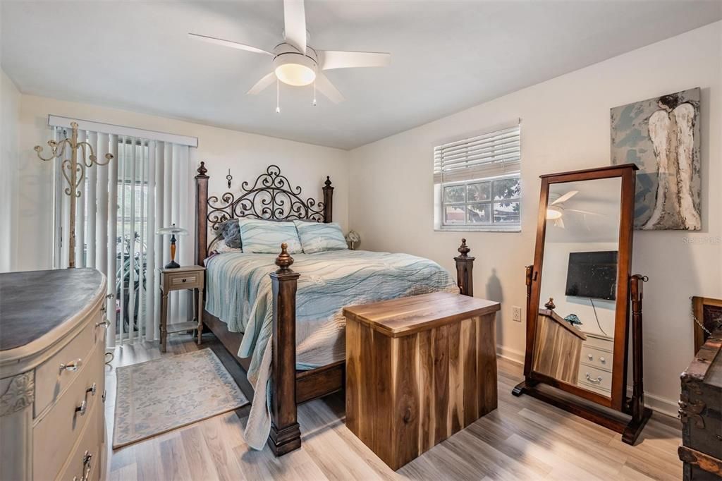 Под контрактом: $95,000 (2 спален, 2 ванн, 1064 Квадратных фут)