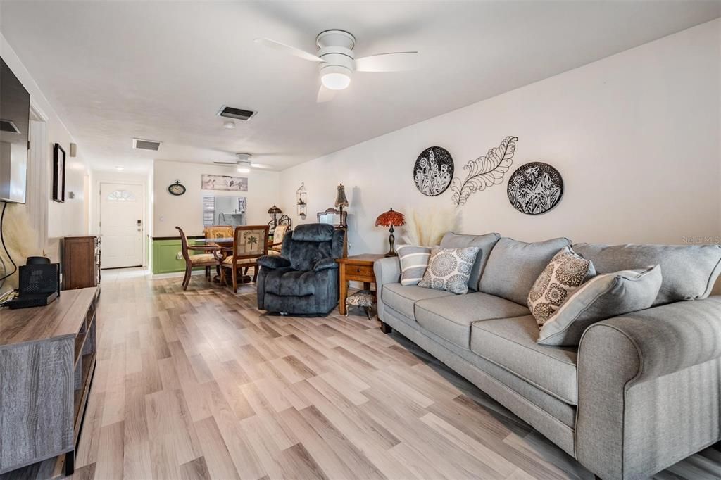 Под контрактом: $95,000 (2 спален, 2 ванн, 1064 Квадратных фут)