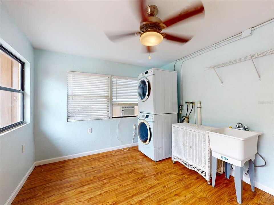 Active With Contract: $299,900 (3 beds, 1 baths, 1398 Square Feet)