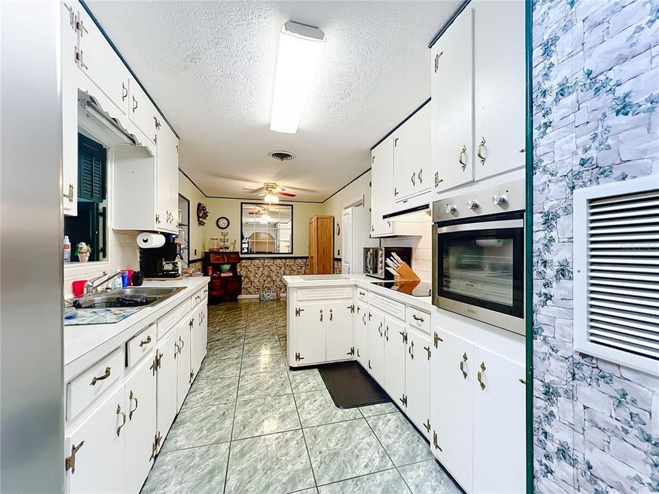 For Sale: $399,000 (5 beds, 4 baths, 2669 Square Feet)