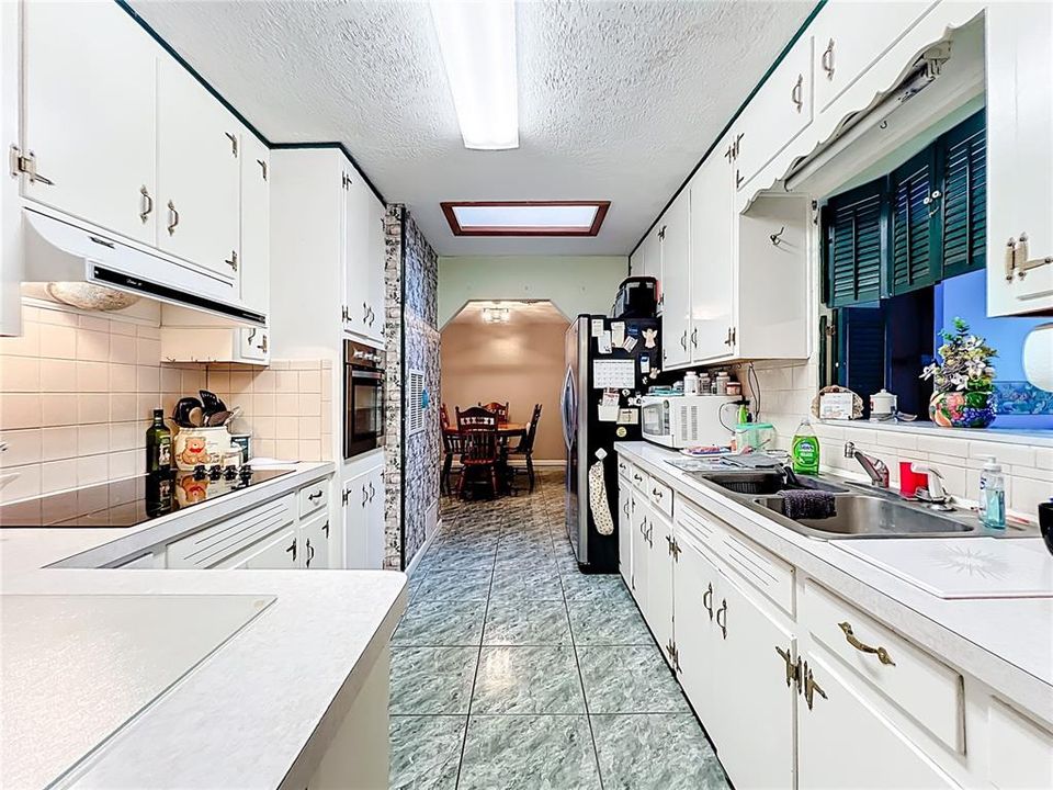 For Sale: $399,000 (5 beds, 4 baths, 2669 Square Feet)