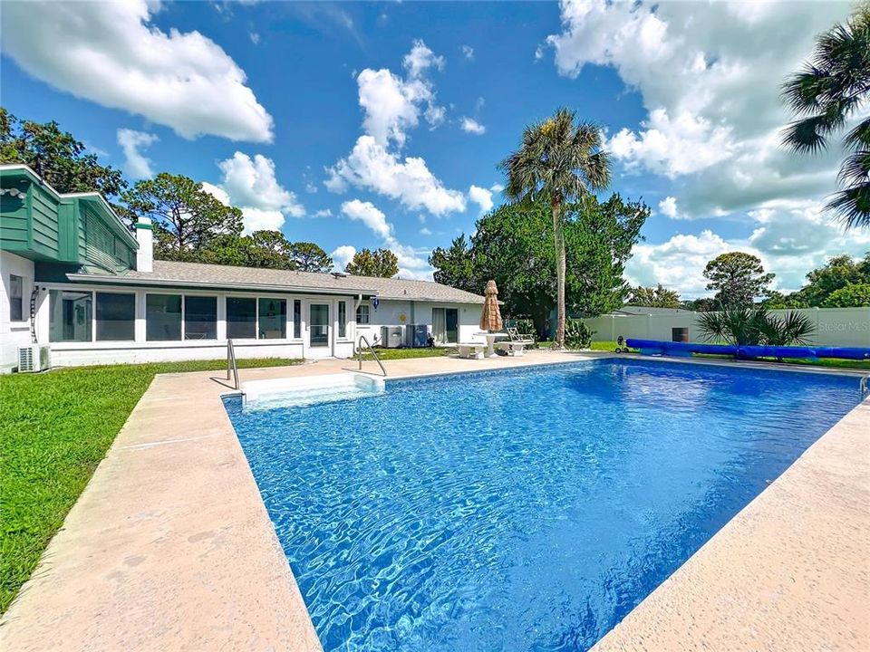 For Sale: $399,000 (5 beds, 4 baths, 2669 Square Feet)