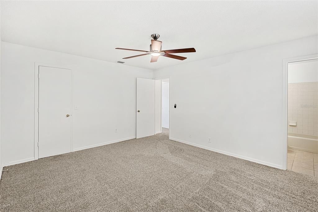 For Sale: $300,000 (2 beds, 2 baths, 1190 Square Feet)